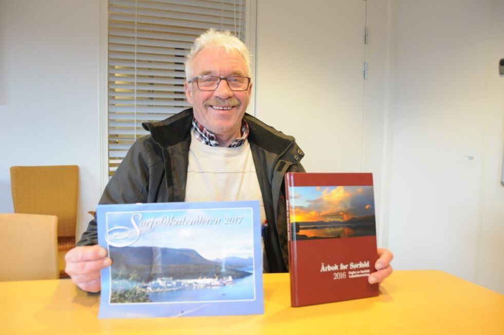 MANGE LOKALE. Det er mange lokale årboker. Et eksempel er Årbok for Sørfold og Sørfoldkalenderen. Her med Ole Henrik Fagerbakk. Foto: Eva S. Winther