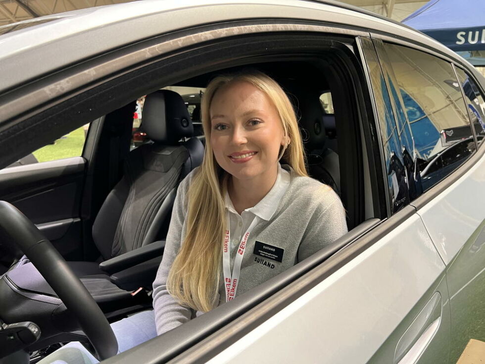 PERFEKT. Frida Bakkegård Olsen stortrives både bak rattet i en VW ID.4 og på jobb hos forhandleren Sulland i Bodø. - Jeg liker å jobbe med bil og med folk, så det er helt topp, sier hun etter sine fire første måneder i jobben.
 Foto: Espen Johansen