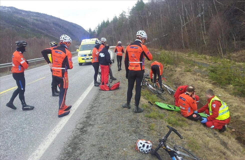BEHANDLING. Flere av rytterne måtte behandles av medisinsk personell etter ulykken i Saltdal søndag formiddag. Foto: Viggo Kristiansen
