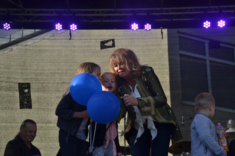 STOR STAS. Dina Elise Moen Nilsen og Tiril Sofie Abrahamsen fikk synge i mikrofonen under «En blå ballong.» Blå ballonger fikk de også.