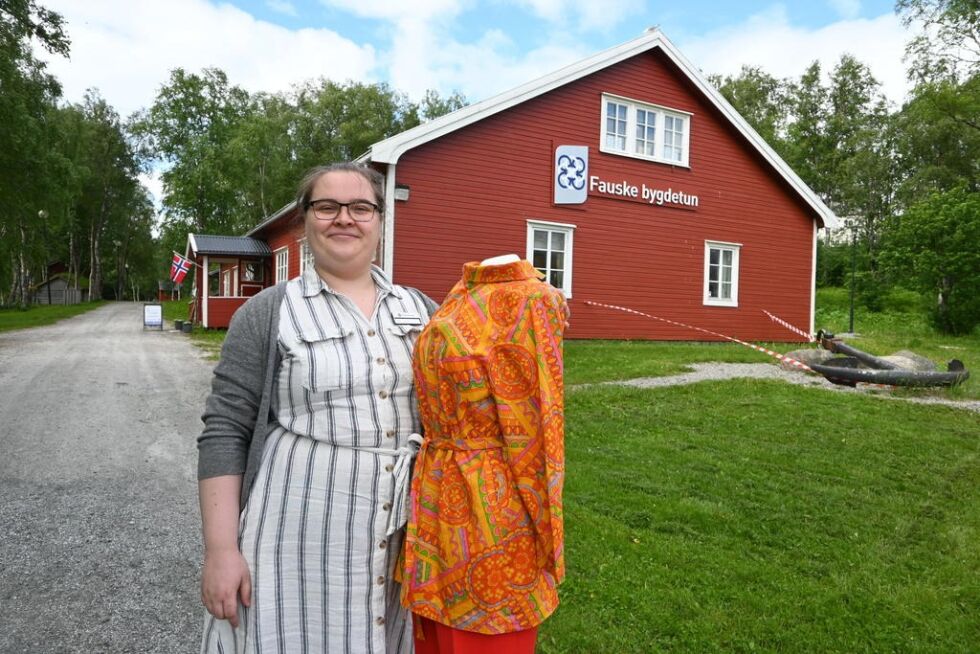 INVITERER. Museumsvert Vår Ane Pettersen håper på mye besøk til utstillingen.
 Foto: Kenneth Strømsvåg