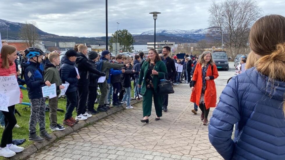 IKKE GEHØR. Til tross for et massivt oppmøte av elever med plakater og protestsang, valgte ikke kommunestyrets flertall å spare skolene i Fauske for store kutt.
 Foto: Eva S. Winther