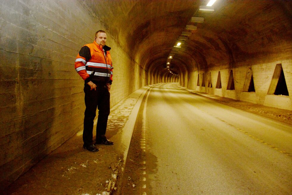 UHOLDBART. Johan Eriksen vil ikke lenger overse det som er gjort med Kvænflågtunnelen etter at den nylig ble renovert. - Denne kantsteinen kommer til å koste noen livet, sier han.
 Foto: Helge Simonsen