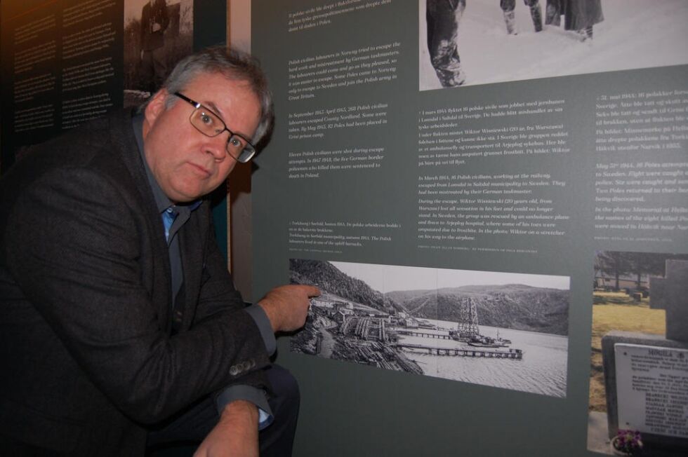 TORKILSENG. Michael Stokke viser hvor polakkene bodde på Torkilseng.
 Foto: Stig Bjørnmar Karlsen