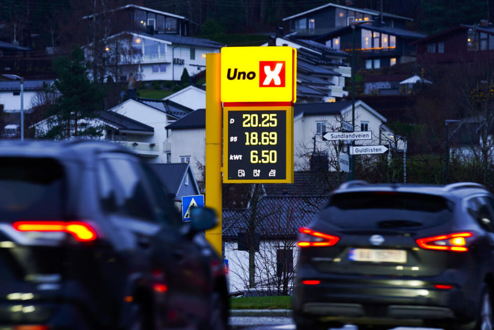 Drivstoffprisene har vært rekordhøye gjennom året. Likevel er det mye å vinne på å følge med på prisene lokalt, ifølge Konkurransetilsynet.
 Foto: Lise Åserud / NTB