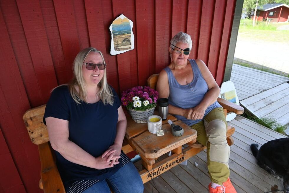 TID FOR KAFFE. Laila Nilsen og gjest Evy-Ann Andersen nyter kaffe i solveggen ved Sulitjelma feriesenter.
 Foto: Kenneth Strømsvåg