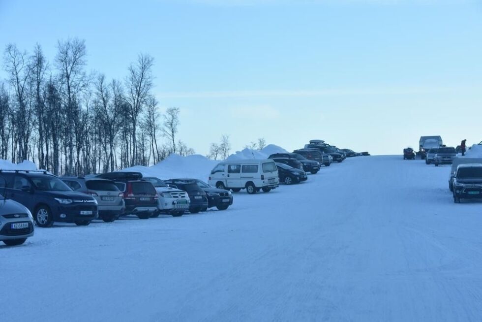 SKADER. Det ble gjort skadeverk på bil og henger tilhørende Statskog på parkeringsplassen ved Skihytta i Sulitjelma i helgen.
 Foto: Sylvia Bredal