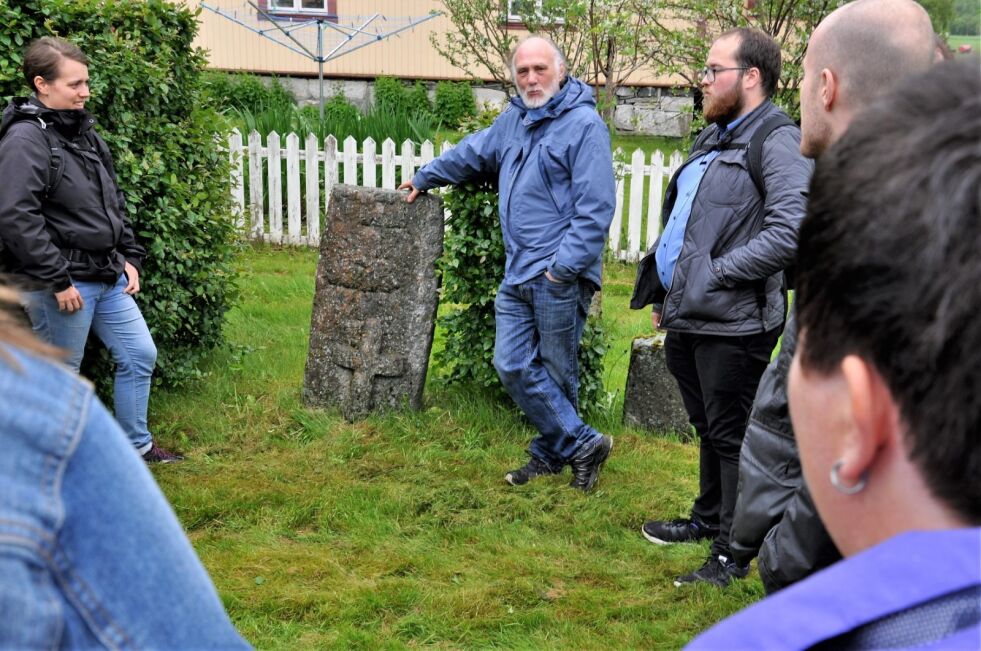 GRAVSTEINER. Lokalhistoriker Randolv Gryt forteller om det gamle kirkestedet og viser fram meget gamle gravsteiner.