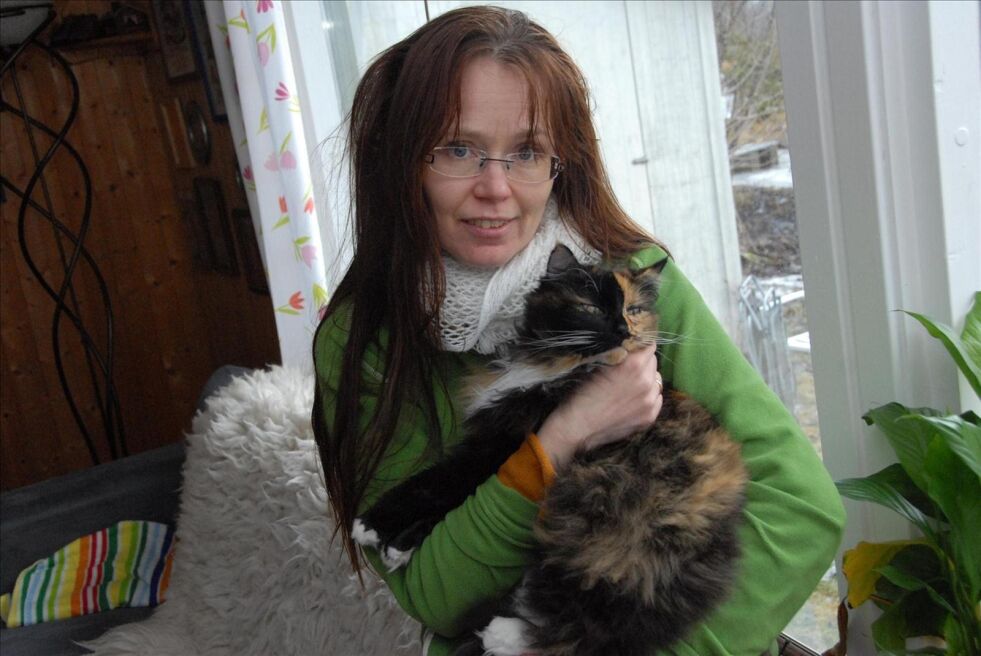 FRISKERE. Nansy Schulzki (42) har fått et mye bedre liv etter at hun begynte å bruke en type medisin mot MS-sykdommen. Det er ennå ikke vitenskapelig bevist at medisinen virker, men Nansy mener hun er et levende bevis på det. - Jeg vil gjerne at flere med MS skal få muligheten til å prøve, sier hun og gir katten 2face en kos. Foto: Maria Trondsen