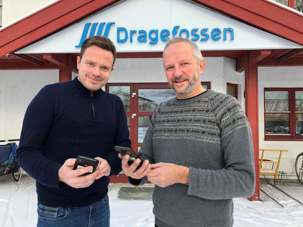 NYTT TILBUD. Steinar Maarnes (t.v.) og Erik Fastvold i Dragefossen er glade for at de nå kan tilby mobilabonnement til folket.
 Foto: Helge Simonsen