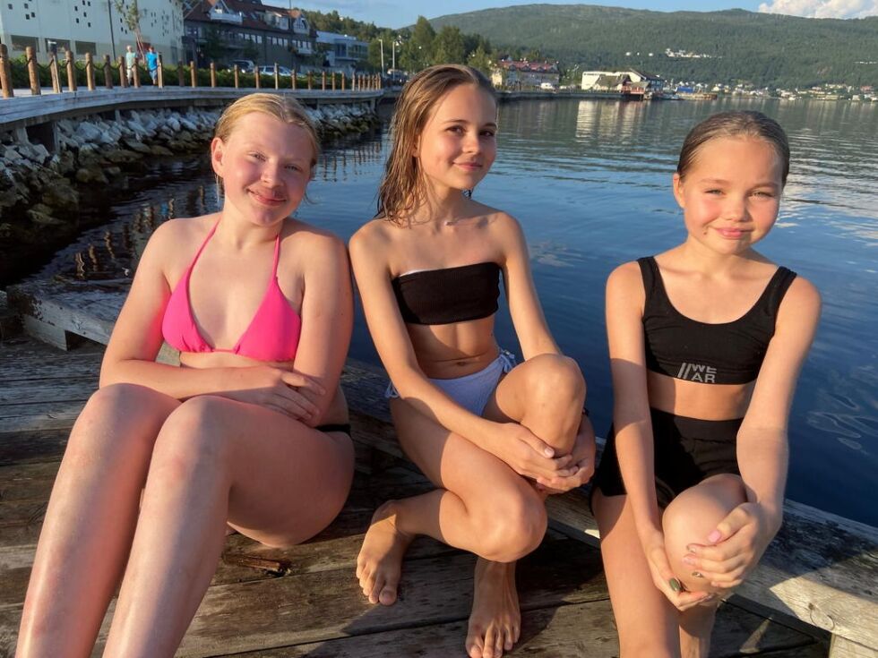 BRYGGEFRYD. Nora Winther (13), Martine Lande Moen (13) og Dina Moen Nilsen (12) har lagt sin elsk på brygga.
 Foto: Kenneth Strømsvåg