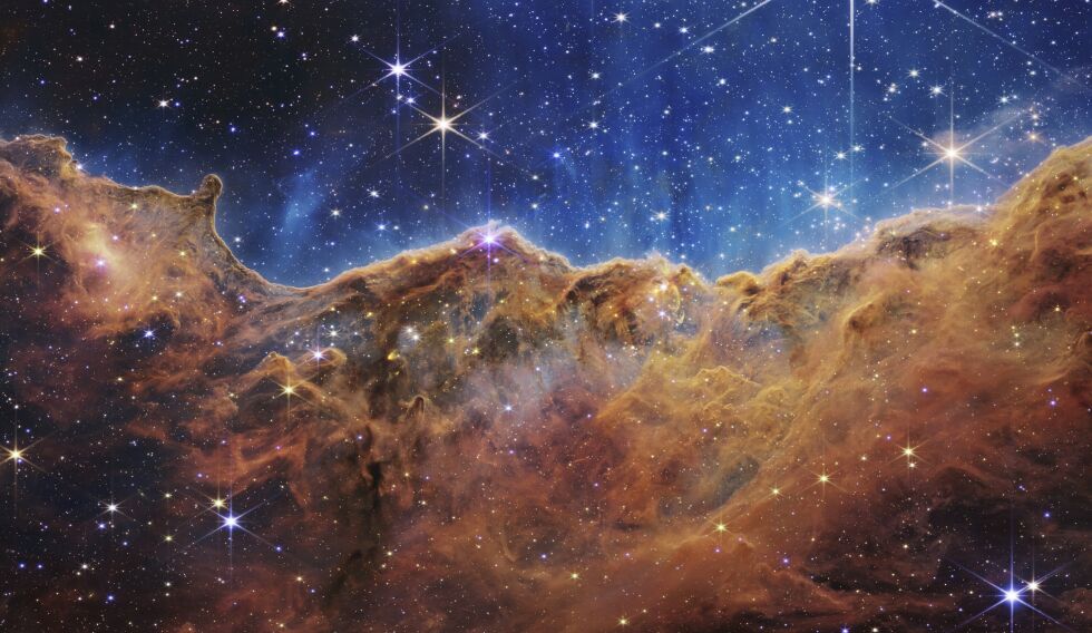 Dette bildet offentliggjort av NASA i forrige uke viser kanten av en nærliggende, ung, stjernedannende region NGC 3324 i Carina-tåken. Den ble fanget i infrarødt lys av NIRCam på James Webb Space Telescope. Bildet avslører tidligere skjulte områder med stjernefødsel, ifølge NASA.
 Foto: AP / NTB