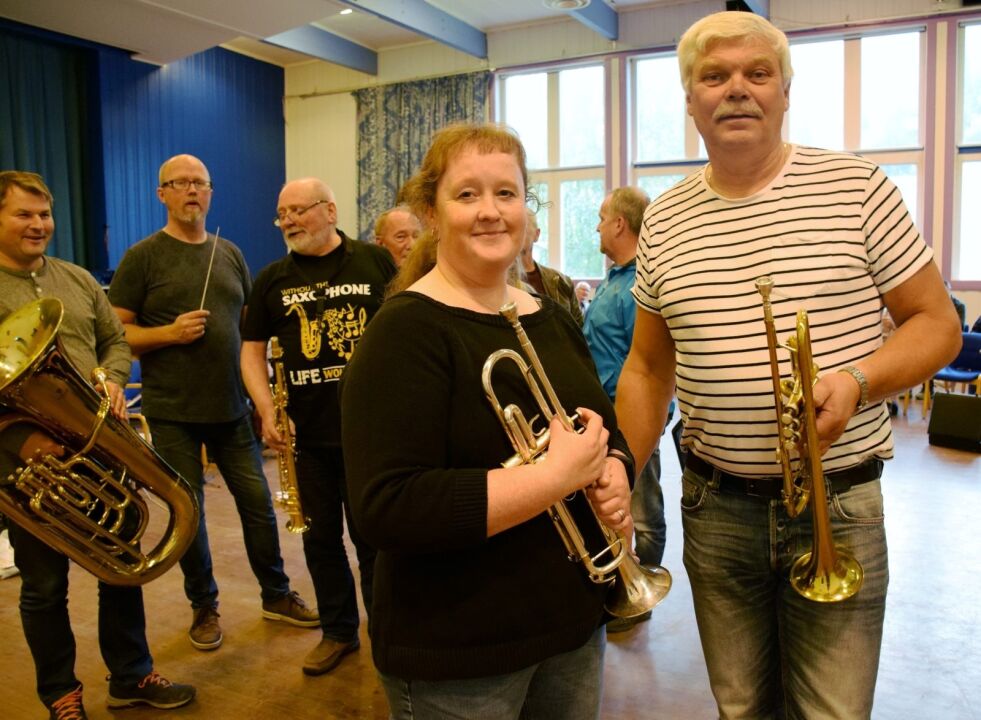 GLEDER SEG. Janicke Lekang og Harald Vassbakk i Rognan Hornorkester gleder seg til å stå på Slipen scene sammen med Saltdal mannskor. Foto: Frida Kalbakk