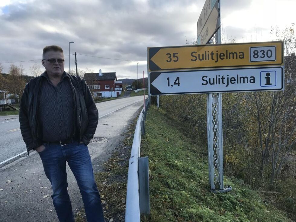 FØLGER OPP FORSLAG. Per-Gunnar Skotåm og partiet Rødt ønsker veien opp til Sulijelma skiltet grunnet alle severdighetene langs veien og i Sulis.
 Foto: Sylvia Bredal