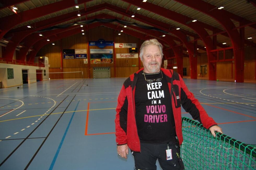 FORNØYD. Johnny Pedersen (70) er glad for å levere fra seg en idrettshall i god stand.
 Foto: Stig Bjørnar Karlsen