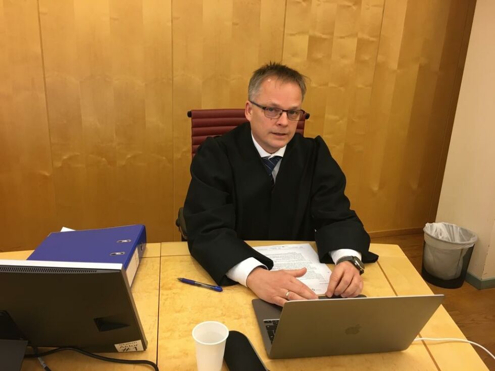 LAGT PÅ IS. Terje Holst Stifjell har lagt advokatkarrieren på is. Nå jobber han hos Statsforvalteren.
 Foto: Stig Bjørnar Karlsen