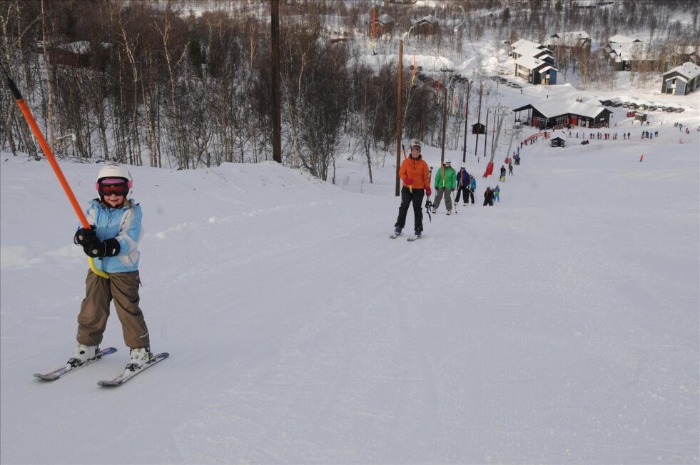 Skianleggene i Sulitjelma (bildet) og anlegget i Holtanlia vil være åpen i vinterferien slik at barn og ungdom kan stå på ski.