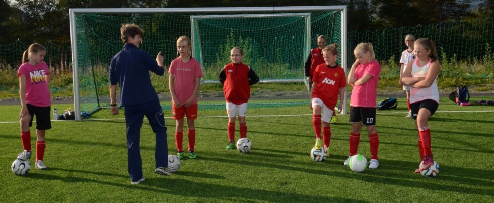 FULGTE MED. Finneid-jentene hørte godt etter når Trine Lise Andersen kom med treningstips til dem. Alle foto: Espen Johansen