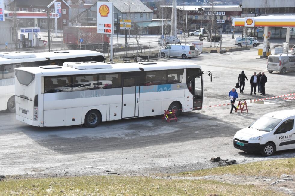 VELKOMMEN HJEM: Nå kan du snart gå på bussen på Shell igjen, og ikke i Sjøgata. Snart skal både skilt og busskur vise at dette er en bussholdeplass. Alle foto: Victoria Finstad