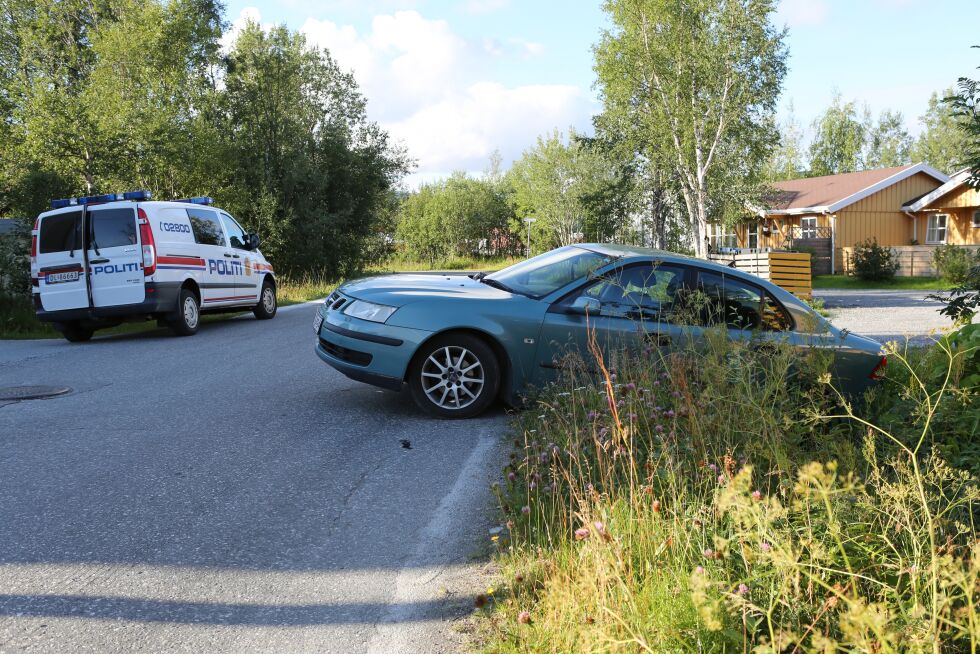 Politiet mistenker at det kan være promillekjøring som har ført til at denne bilen står i grøfta.
 Foto: Bjørn L. Olsen