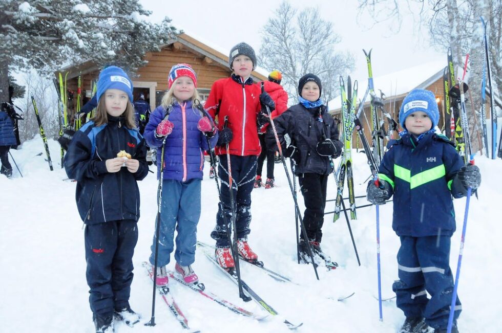BEIARNS SKIHÅP. Helene Steen (7), Ingeborg Skinnvollen (7), Henrik Olai Steen (10), Eivind Troli (8) og Håvard Troli (5) er enige om at det må bli flere skiløpere i Beiarn, og ønsker nye rekrutter velkommen i Stormfjell IL sin skigruppe.
 Foto: Foto: Maria Edvardsen