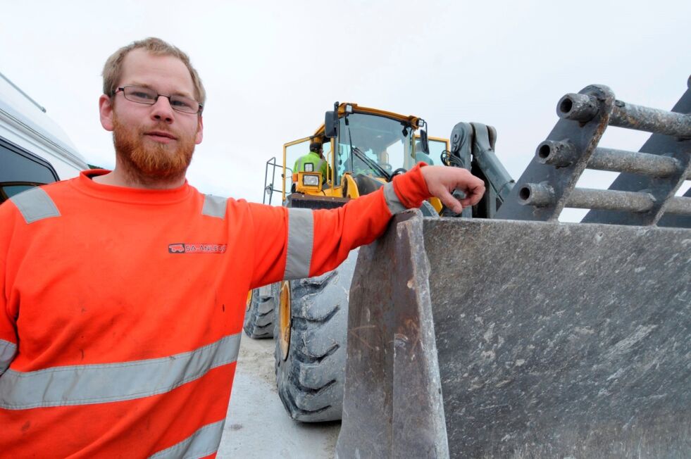 NY JOBB. Sindre Larsen (30) er på plass i ny jobb hos Nordasfalt i deres anlegg i Løvgavlen. Foto: Arild Bjørnbakk