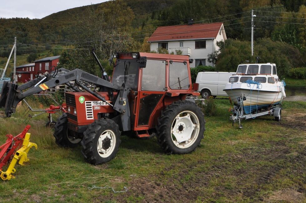 - Dersom en person er skikket til å kjøre en traktor med tilhenger med samlet tillatt totalvekt på 25.000 kilo, er vedkommende også skikket til å kjøre personbil med tung henger, mener Senterpartiet.
 Foto: Arkivfoto