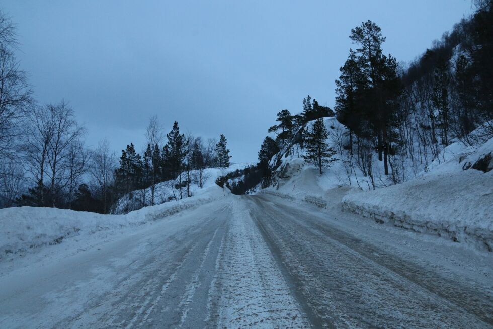 Det er fare for skred og glatte veger i Nordland og Sør-Troms, og Statens vegvesen ber bilistene være ekstra varsomme.
 Foto: Statens vegvesen