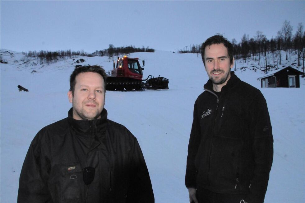 VELKOMMEN. Driftssjef Raymond Mathisen og daglig leder Endre Grønnslett ønsker velkommen til alpinåpning i Daja i helgen. Foto: Arild Bjørnbakk