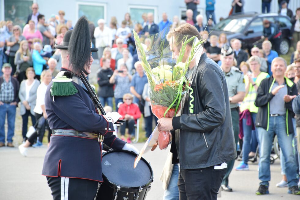 Lars Breivik Løvseth mottok Fauske kommunes kulturstipend etter å ha levert et storstilt show sammen med garden torsdag ettermiddag.
 Foto: Frida Kalbakk