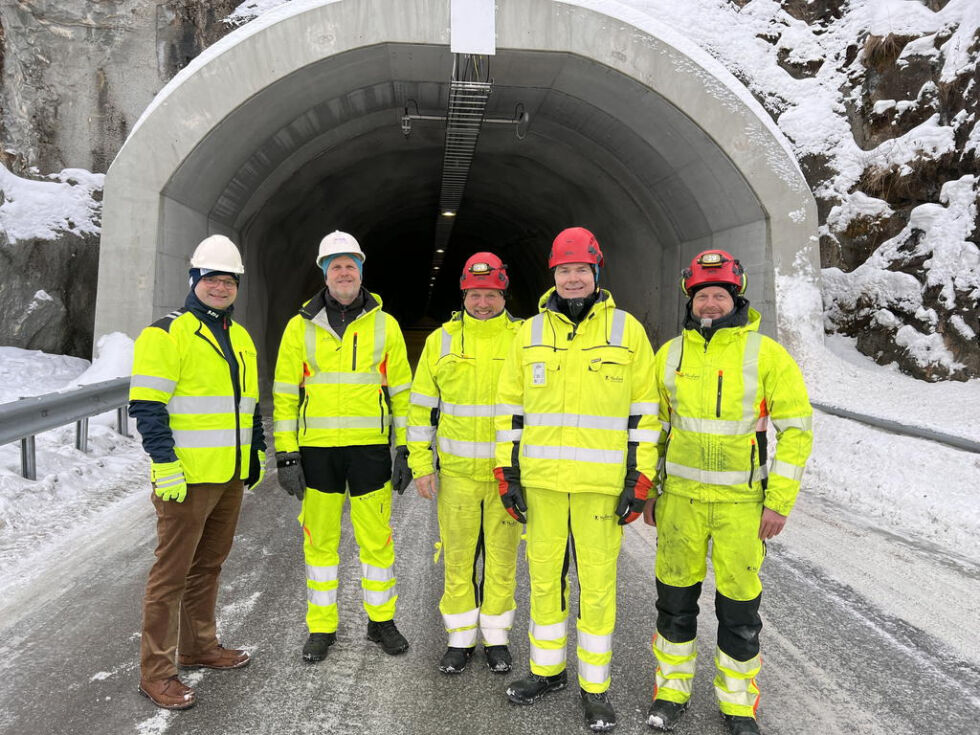 FERDIGE. Onsdag var både sikringsarbeid fullført og mobildekning på plass i de tre lengste tunnelene mellom Fauske og Sulitjelma. Fra venstre Pål Lukashaugen i Telenor, sambandsansvarlig i Nordland fylkeskommune Knut Pettersen, byggeleder elektro Ivan Furnes, fagleder elektro Per-Arne Opheim og byggeleder tunnel- og fjellsikring Per Kristian Olsen.
 Foto: Espen Johansen