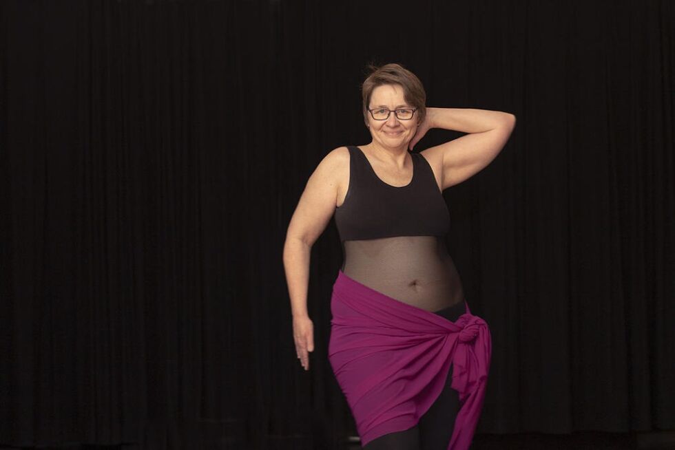 GLAD I Å DANSE. Forsker og kursholder i magedans, Trude Jægtvik er glad i å danse, og nå er magedans også blitt tema i hennes doktorgradsavhandling «Bevegelser som berører.
 Foto: Svein-Arnt Eriksen.