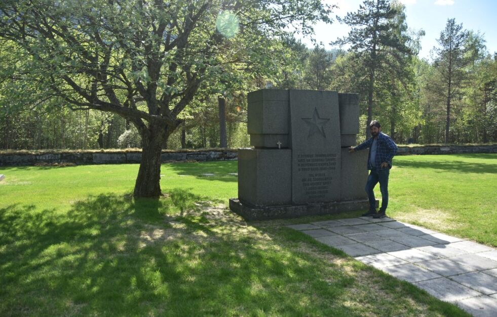 VED MINNESMERKET. Finn Rønnebu ved minnesmerket over de jugoslaviske fangene som døde i Nord-Norge under krigen. Minnesmerket ligger inne på selve krigskirkegården i Botn.