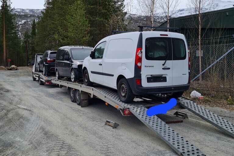 INNE PÅ KONTROLL. 63 tunge kjøretøy ble kontrollert på Hestbrinken i Saltdal tirsdag. En rekke gebyrer og advarsler ble gitt.
 Foto: Statens Vegvesen