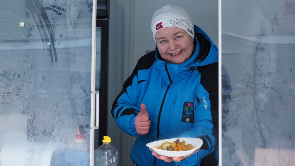 VARM MAT. Bidos eller samisk kjøttsuppe med gahkko (samisk brød) gjorde susen i kulda. Her servert av blide Wanja Blind.
 Foto: Knut F. Olsen