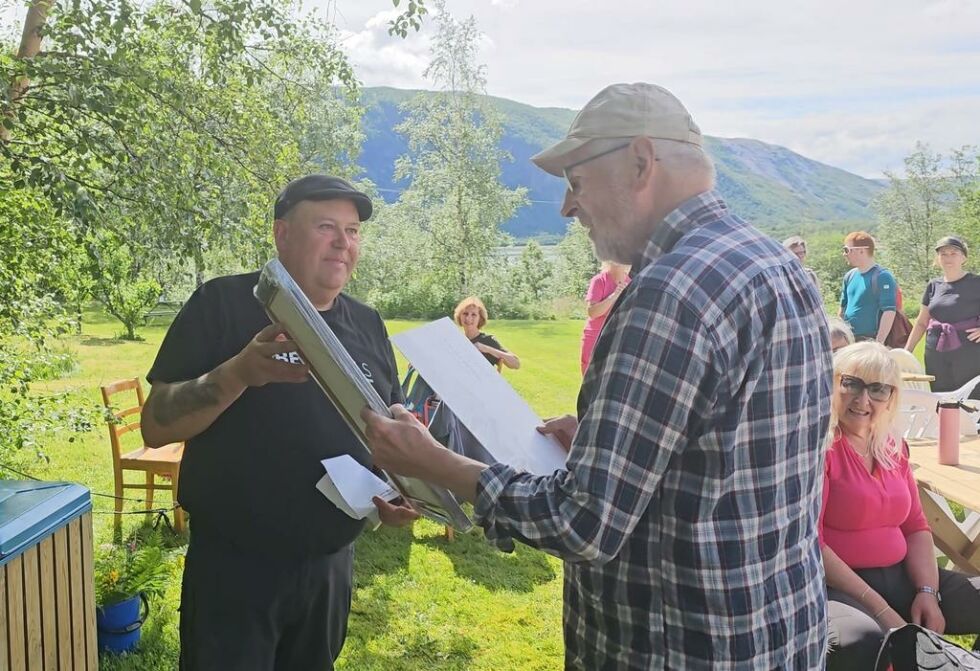 PRISVINNER. Ordfører Andre Kristoffersen delte ut kulturprisen til Inge Lars Birkeli (79 år) for hans imponerende arbeid med å holde Fjellgården Birkeli i hevd.
 Foto: Robin Engnes