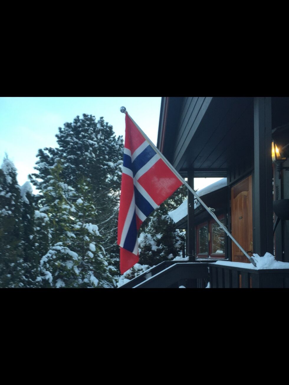 Ketil Hugaas flagget hjemme på Ski i Akershus.
 Foto: Ketil Hugaas