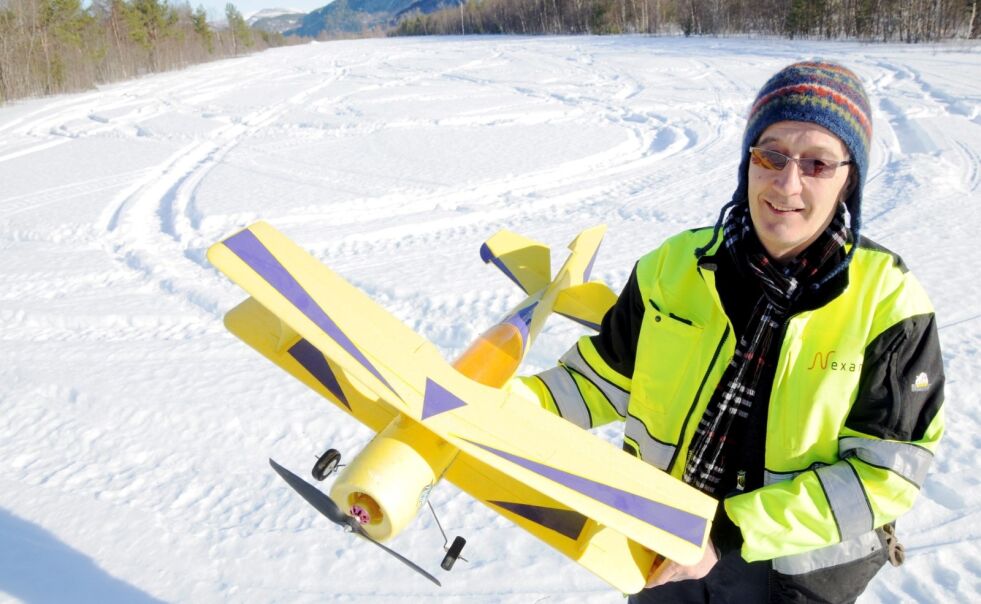 VIL BEHOLDE STRIPA. Alf Sture Vik, her med et modellfly på Rognan flyplass, er leder av Saltdal Flyklubb. Han er redd for å miste dette området, som er mye brukt til både fly og andre aktiviteter. Arkivfoto: Tor Friberg