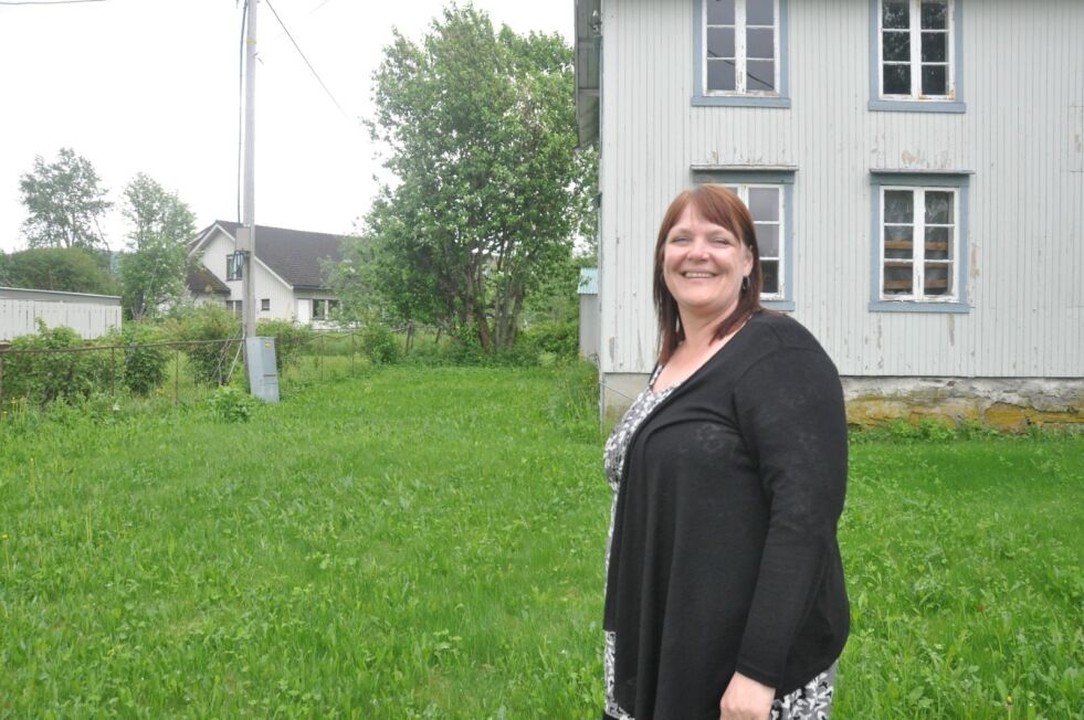 NYSTARTET. Avdelingsleder Christine Aarvik foran bygningen der Fossumkollektivet holder hus i Valnesfjord.