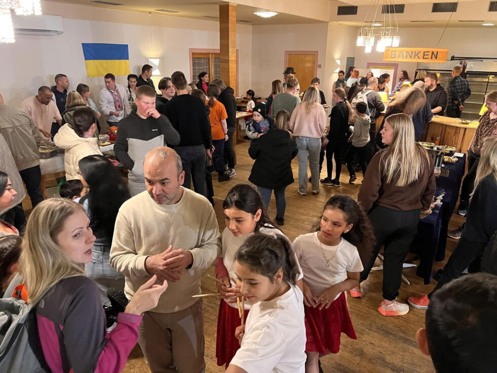 FULLT HUS. Det tok ikke lang tid fra dørene åpnet til det var fullt av folk på Folkets Hus, sultne og nysgjerrige på nye spennende matopplevelser.
 Foto: Espen Johansen