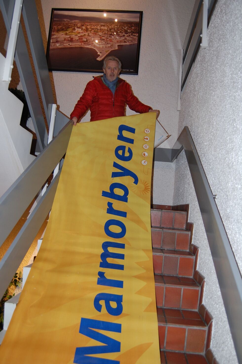 BØR OPP IGJEN. Nils Ole Steinbakk har lyst å få bannerne «Marmorbyen Fauske» opp igjen så snart som mulig.
 Foto: Stig Bjørnar Karlsen
