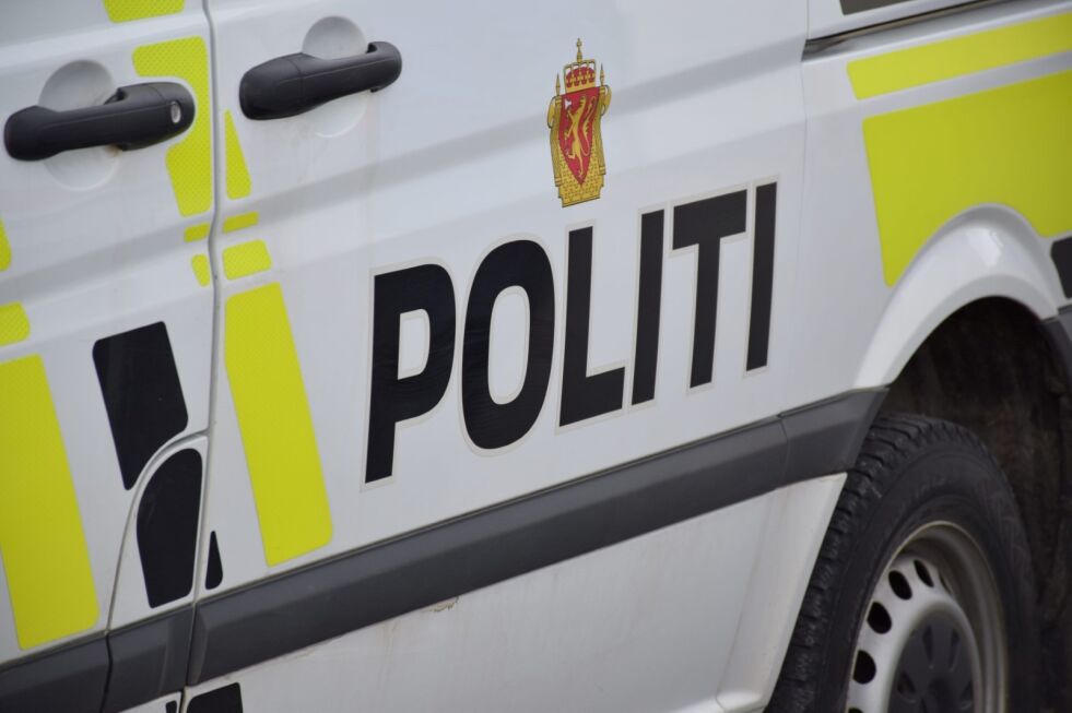 Politiet rykket ut og tok førerkortet fra en ung mann etter at han kjørte forbi en ambulanse i en sving mellom Fauske og Bodø onsdag. Illustrasjonsfoto: Ina Sand Solli