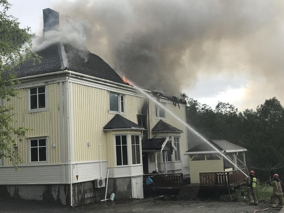 BRANN. Denne boligen i Furulund i Sulitjelma brant i juni 2018. Neste gang det brenner i Sulitjelma kan det være færre brannmenn som rykker ut lokalt, og man må vente på mannskaper og røykdykkere fra Fauske.
 Foto: Foto: Espen Johansen