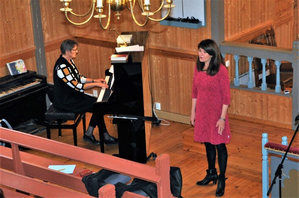 VAKKER KONSERT. Sangeren Anne Vada sammen med organist Hildur Eli Gryt holdt en vakker vårkonsert i Misvær kirke tirsdag 7. mai. Alle foto: Lars Olav Handeland