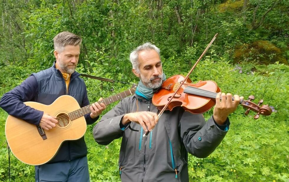 MUSIKERE. (f.v) Solmund Nystabakk (gitar/lutt) og Krishna Nagaraja (fele/bratsj). I tillegg vil de ha med seg Livia Schweizer (fløyte).
 Foto: Privat