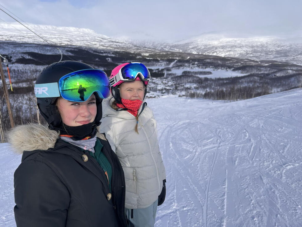 PÅ TOPPEN. Emilie Viborg og Kristin Holteng brukte siste skoledag før påske til å stå på ski. Det har i alle fall Emilie planer om å gjøre mer av i påsken.
 Foto: Espen Johansen