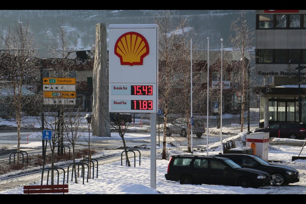 BILLIG. Det er billig å fylle diesel i dag. Men de som skal ha bensin må punge ut.
 Foto: Bjørn L. Olsen