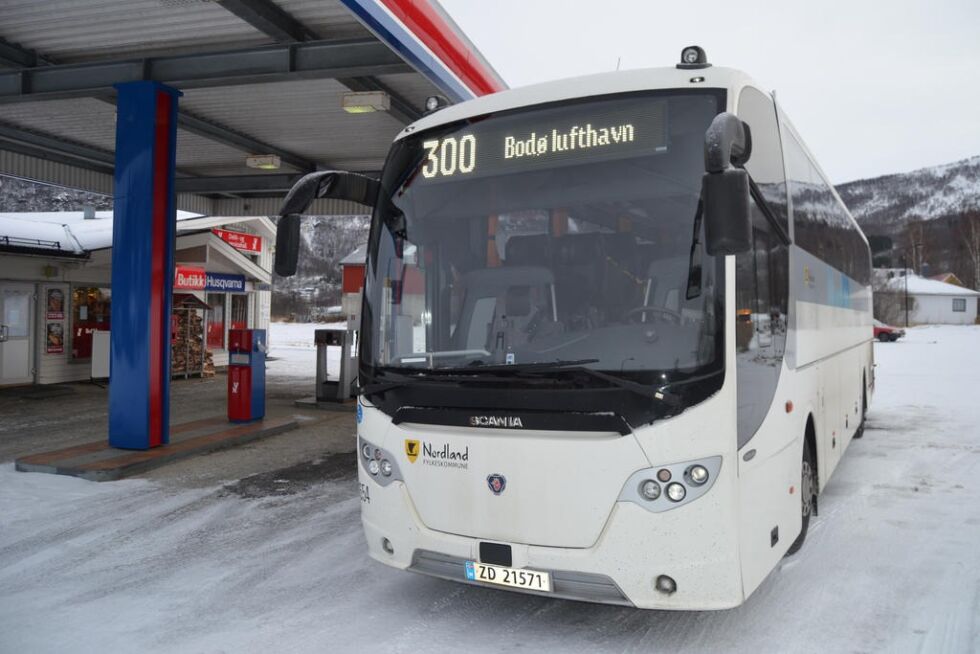 BUSS. Avgang rute 300 fra Misvær til Bodø lufthavn. Flere misværinger tar turen gratis.