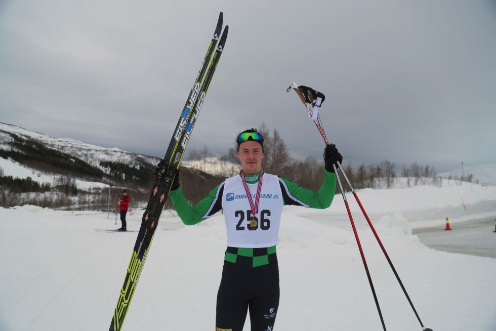 VINNER. Joakim Thomassen (19) vant Valnesfjord rundt for tredje gang på rad og fikk dermed med seg vandrepokalen hjem.
 Foto: Bjørn L. Olsen