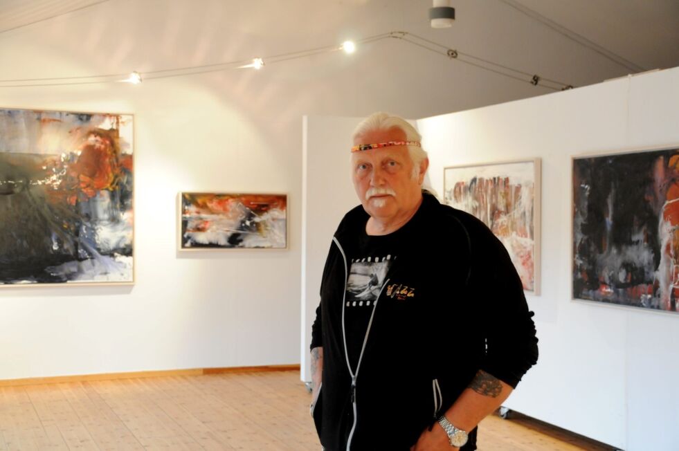 FRA BEIARN. Kurt Edvin Blix Hansen i Atelier Tvervik. Det er fra Tvervik han maler kunsten som nå stilles ut i Bodø. Foto: Maria Trondsen
